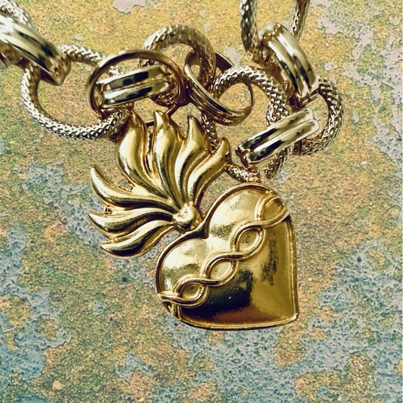 Chunky gold statement Gold Heart Pendant Necklace - Picture 2 of 13